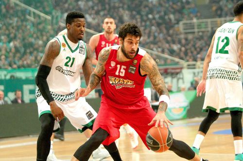 Kenny Gabriel (stânga), în duel cu legendarul Georgios Printezis (dreapta)/Foto: Imago Images