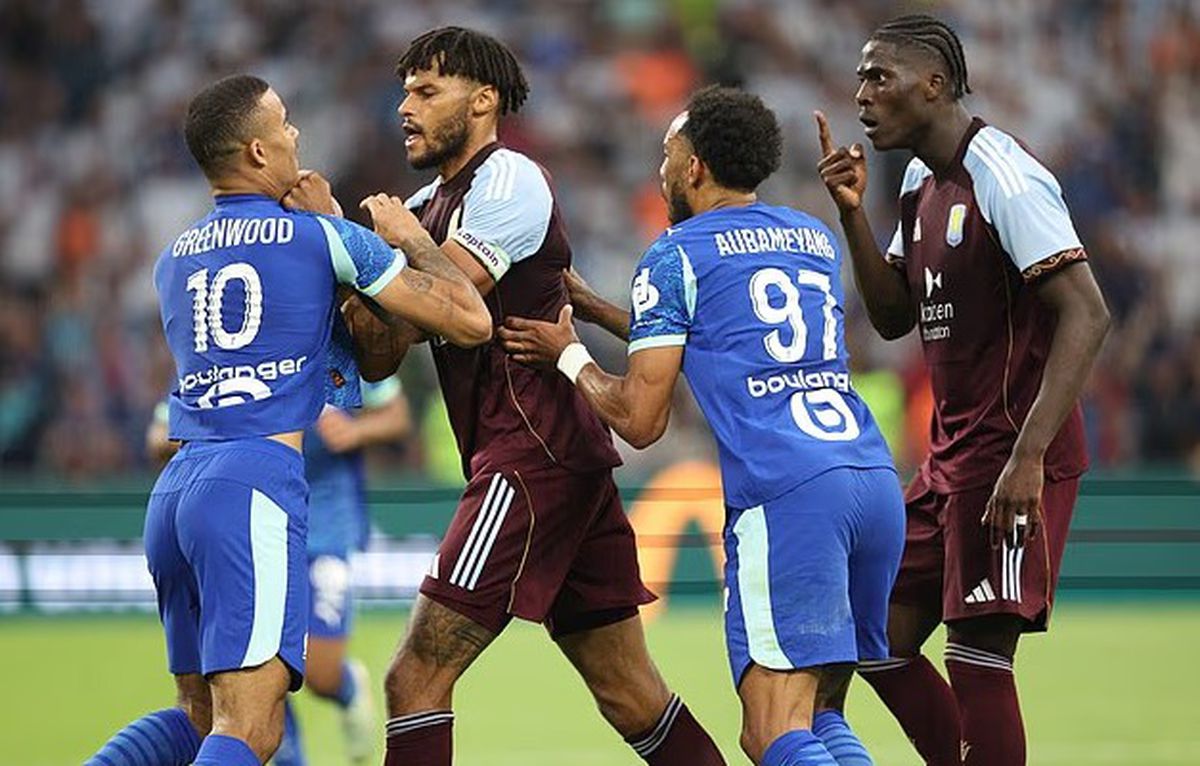 Internaționalii englezi au fost la un pas de bătaie » A „sfâșiat” tricoul de pe el