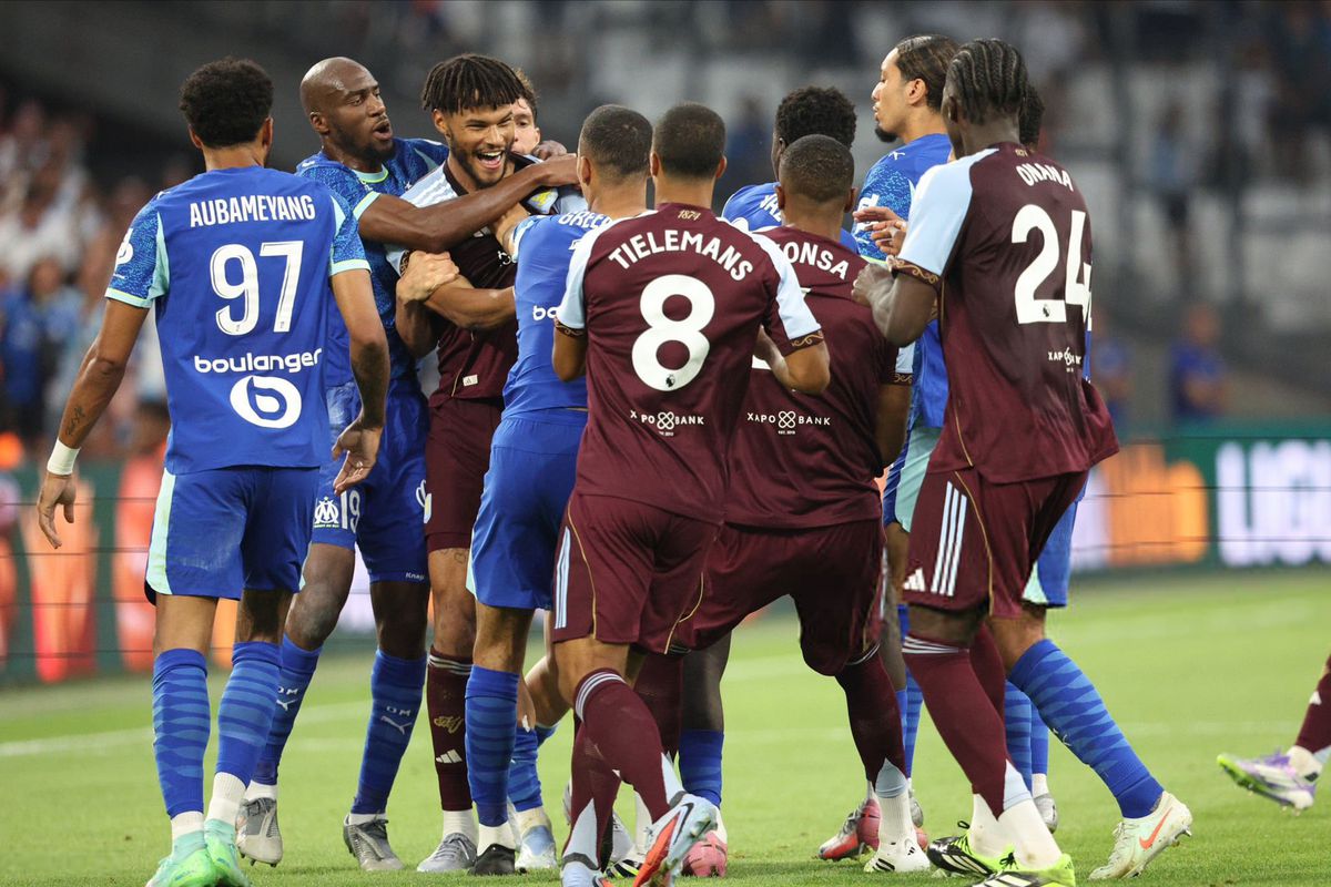 Internaționalii englezi au fost la un pas de bătaie » A „sfâșiat” tricoul de pe el