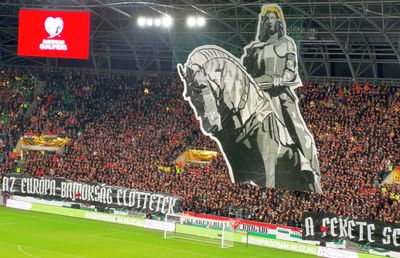 Ungaria - Slovacia 1-2 // Scântei între vecini! Ultrașii maghiarilor au pregătit o scenografie cu Matei Corvin și „Armata Neagră” + momente tensionate pe teren