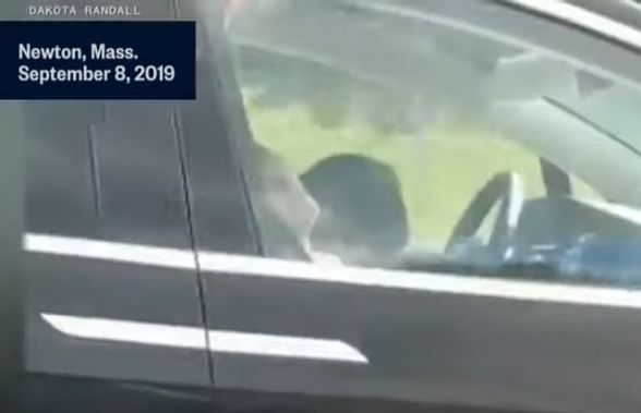 VIDEO Un șofer a adormit pe autostadă, la volanul unei Tesla, iar altul a filmat totul!