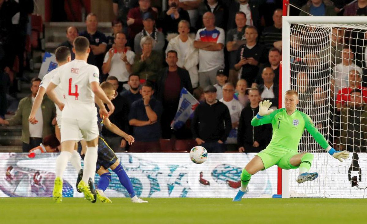 VIDEO+FOTO Gafă uluitoare! Cum s-au făcut de râs fundașii Angliei cu Kosovo » Gol primit în minutul 1!