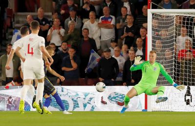 VIDEO+FOTO Gafă uluitoare! Cum s-au făcut de râs fundașii Angliei cu Kosovo » Gol primit în minutul 1!