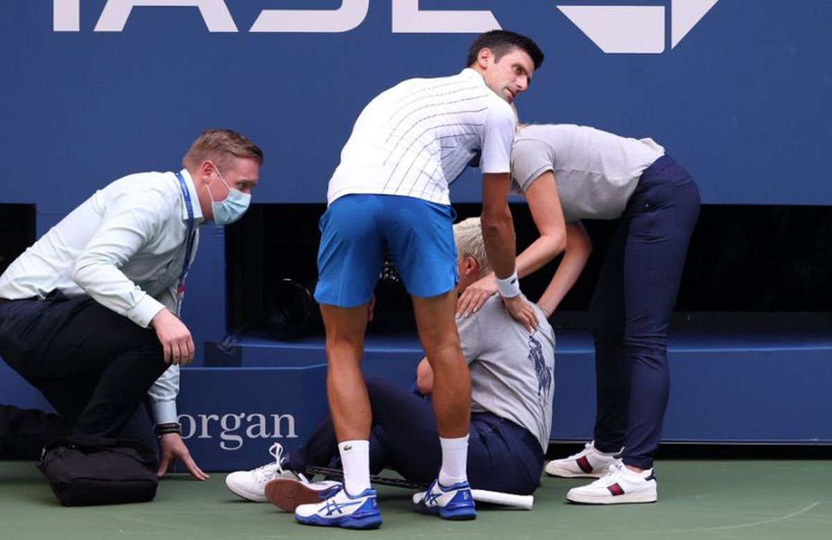 VIDEO Stupoare la Roma! Arbitrul de scaun l-a confundat pe Djokovic cu rivalul Federer + Sârbul a rupt o rachetă de nervi!