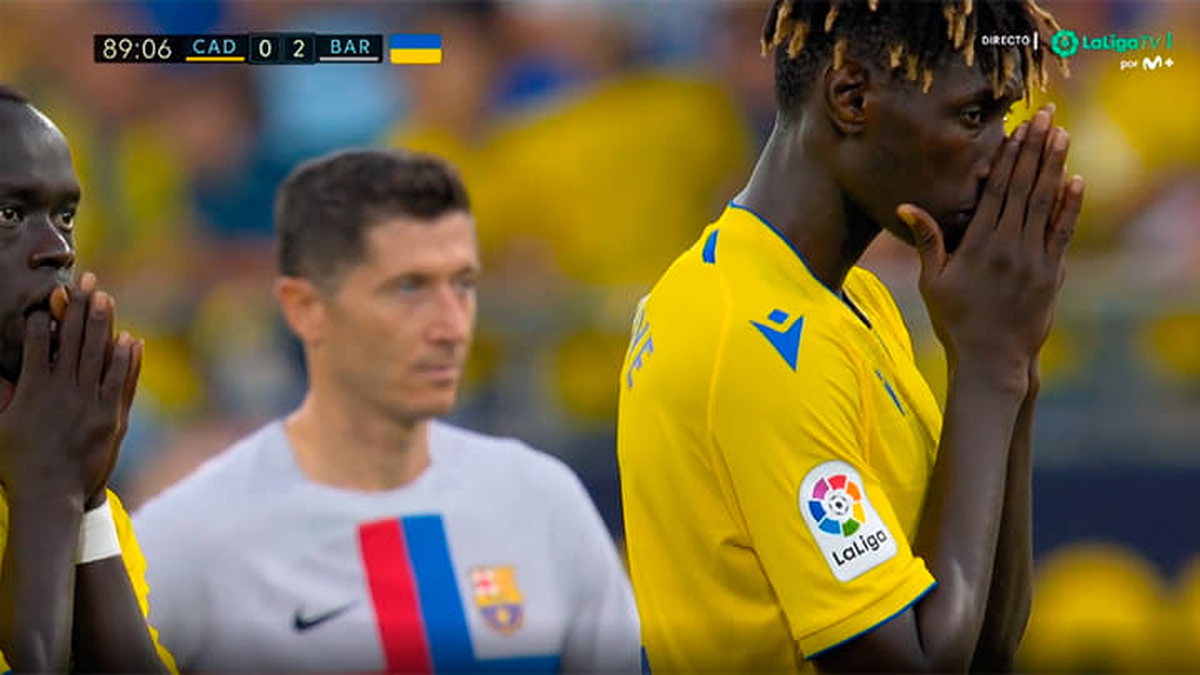 Momente teribile la Cadiz - Barcelona, după ce un fan s-a prăbușit în tribune » Portarul Ledesma a oprit jocul și a fugit după defibrilator