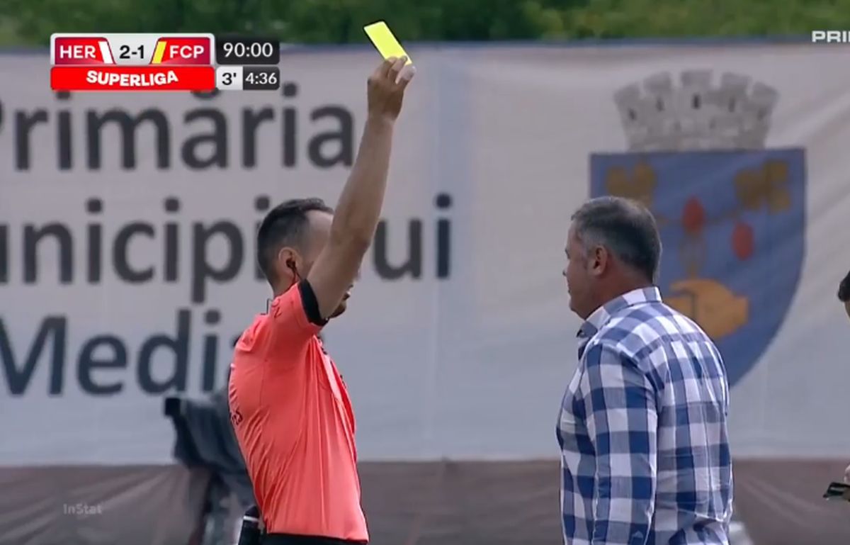 Scene de neînțeles la Hermannstadt - Petrolul! A sărit la arbitru după ce echipa sa a dat gol » Colegii s-au chinuit să-l țină în frâu