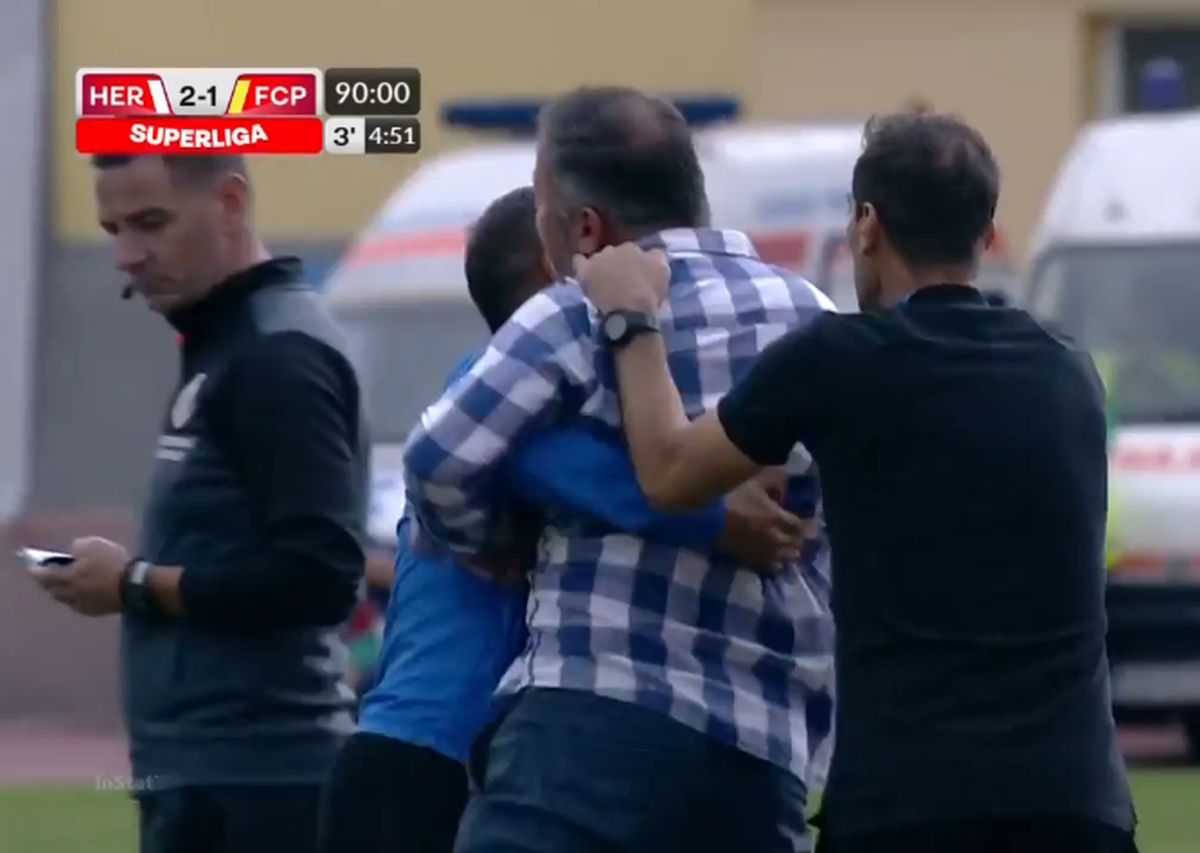 Scene de neînțeles la Hermannstadt - Petrolul! A sărit la arbitru după ce echipa sa a dat gol » Colegii s-au chinuit să-l țină în frâu