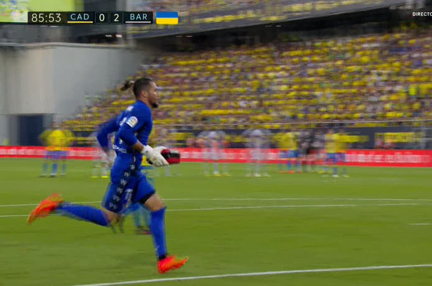 Alarmat de galerie, goalkeeperul Jeremias Ledesma a lăsat mingea din mână și a sprintat spre marginea terenului pentru a aduce un defibrilator.