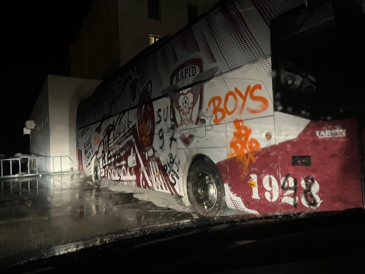 Au început șicanele! Autocarul Rapidului, vandalizat de ultrașii formaţiei FCU Craiova înaintea meciului direct