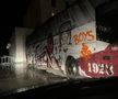 Au început șicanele! Autocarul Rapidului, vandalizat de ultrașii formaţiei FCU Craiova înaintea meciului direct