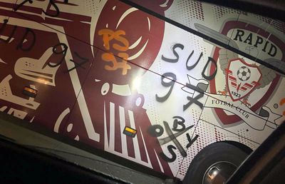 Au început șicanele! Autocarul Rapidului, vandalizat de ultrașii formaţiei FCU Craiova înaintea meciului direct