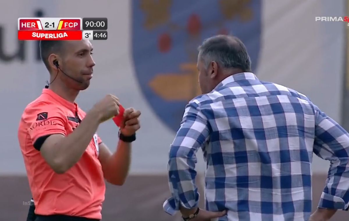 Scene de neînțeles la Hermannstadt - Petrolul! A sărit la arbitru după ce echipa sa a dat gol » Colegii s-au chinuit să-l țină în frâu