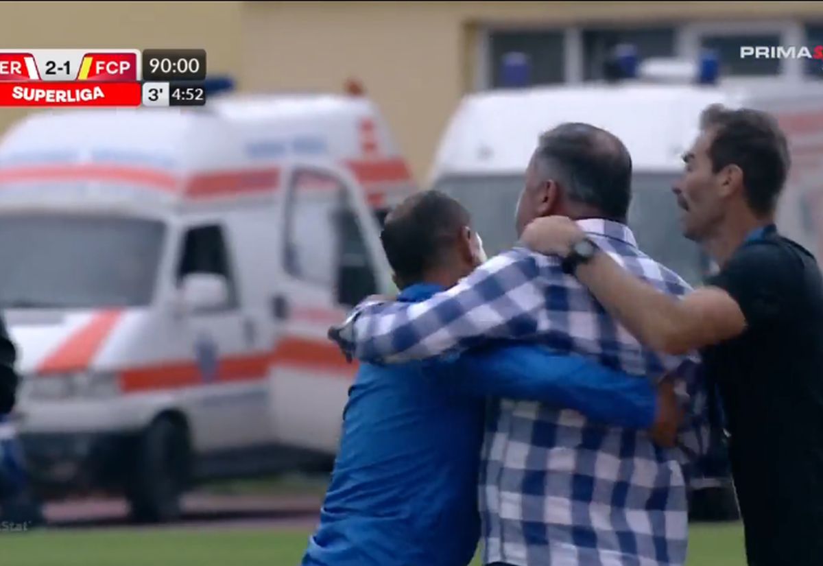 Scene de neînțeles la Hermannstadt - Petrolul! A sărit la arbitru după ce echipa sa a dat gol » Colegii s-au chinuit să-l țină în frâu
