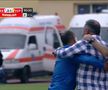 Scene de neînțeles la Hermannstadt - Petrolul! A sărit la arbitru după ce echipa sa a dat gol » Colegii s-au chinuit să-l țină în frâu
