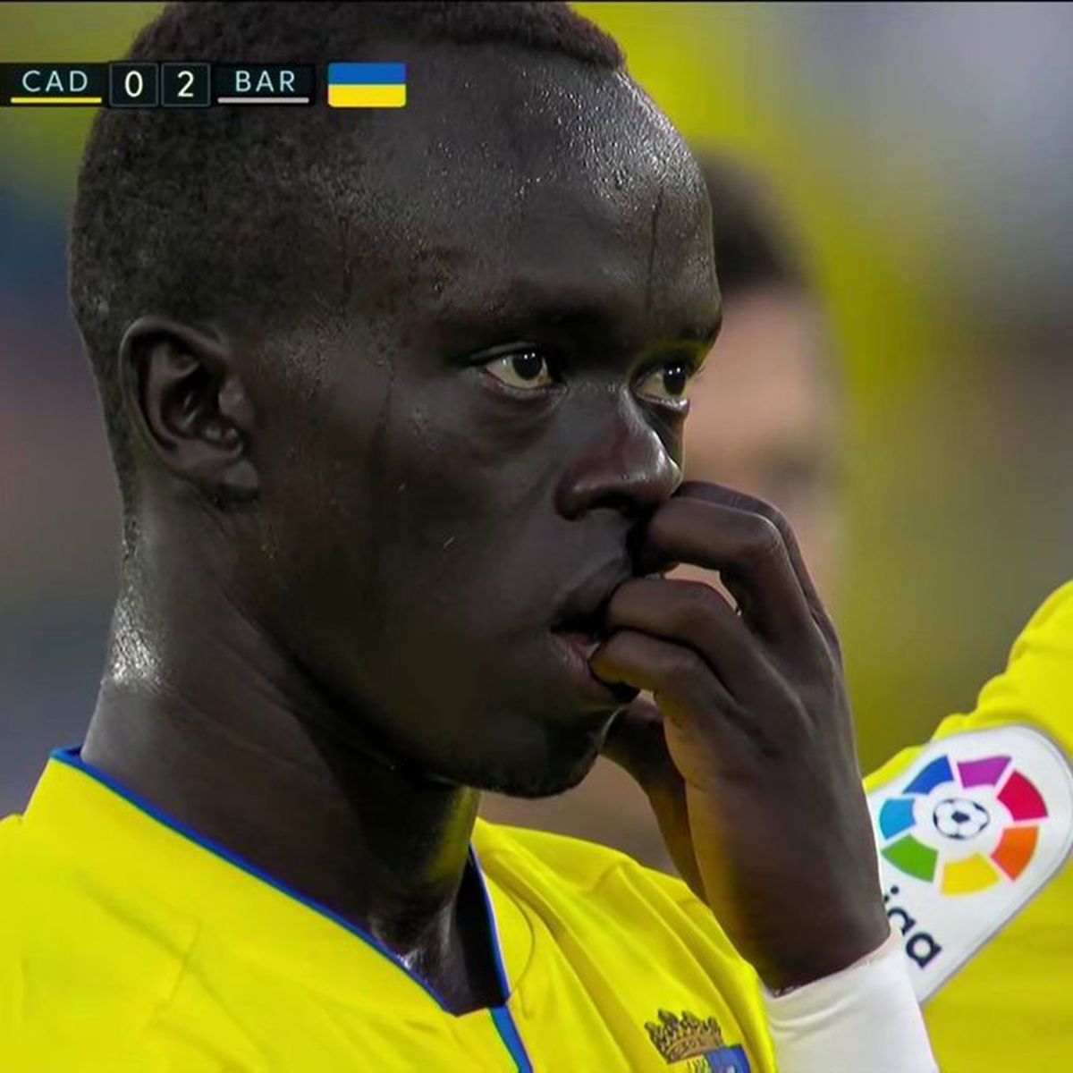 Momente teribile la Cadiz - Barcelona! Meciul a fost oprit aproape o oră, după ce un fan a făcut infarct » Portarul a fugit după defibrilator, apoi suporterul a fost resuscitat și dus la spital