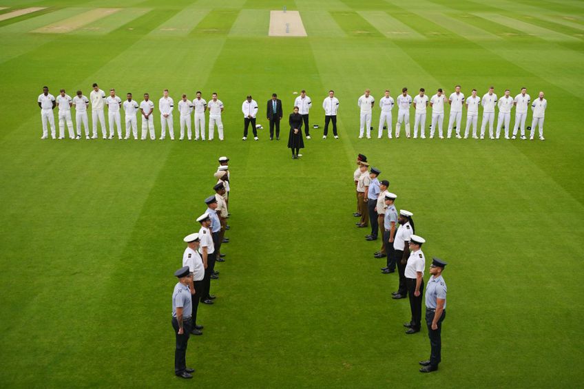 Meciul de cricket dintre Anglia și Africa de Sud a debutat cu un omagiu dedicat Reginei Elisabeta a II-a a Marii Britanii, care a murit joi seara, la vârsta de 96 de ani