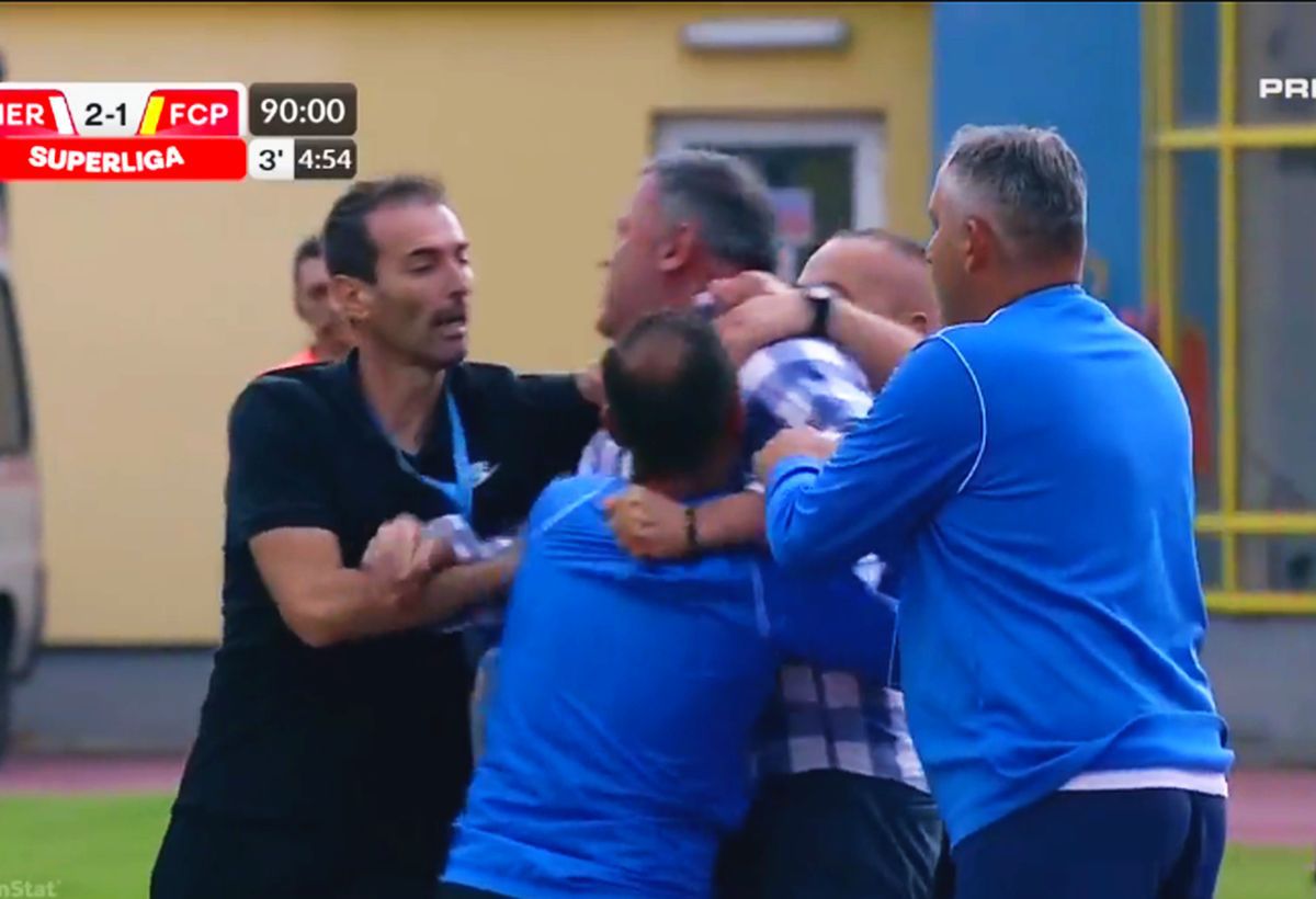Scene de neînțeles la Hermannstadt - Petrolul! A sărit la arbitru după ce echipa sa a dat gol » Colegii s-au chinuit să-l țină în frâu