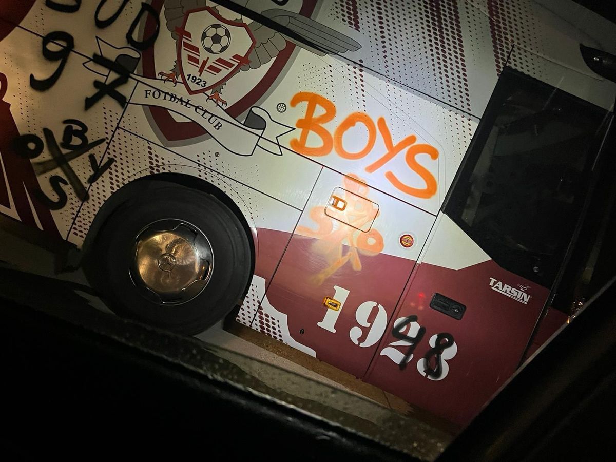 Au început șicanele! Autocarul Rapidului, vandalizat de ultrașii formaţiei FCU Craiova înaintea meciului direct