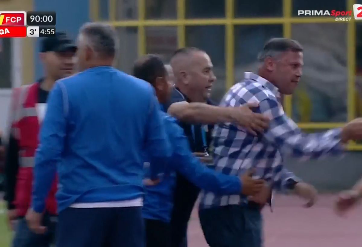 Scene de neînțeles la Hermannstadt - Petrolul! A sărit la arbitru după ce echipa sa a dat gol » Colegii s-au chinuit să-l țină în frâu
