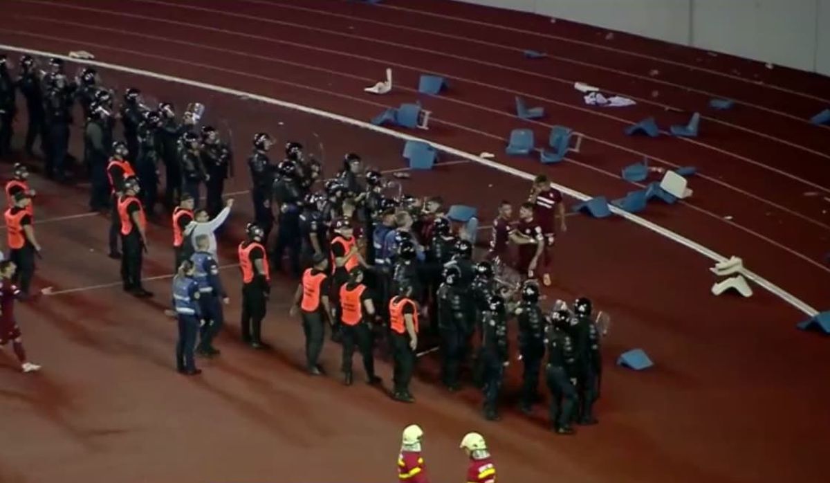 Precizările Jandarmeriei după FCU Craiova - Rapid: 9 amenzi și 7 persoane interzise un an pe stadion!