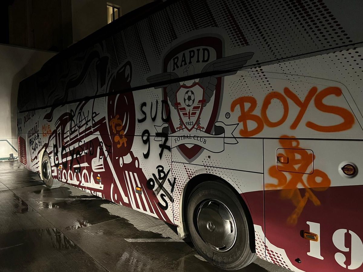 Au început șicanele! Autocarul Rapidului, vandalizat de ultrașii formaţiei FCU Craiova înaintea meciului direct
