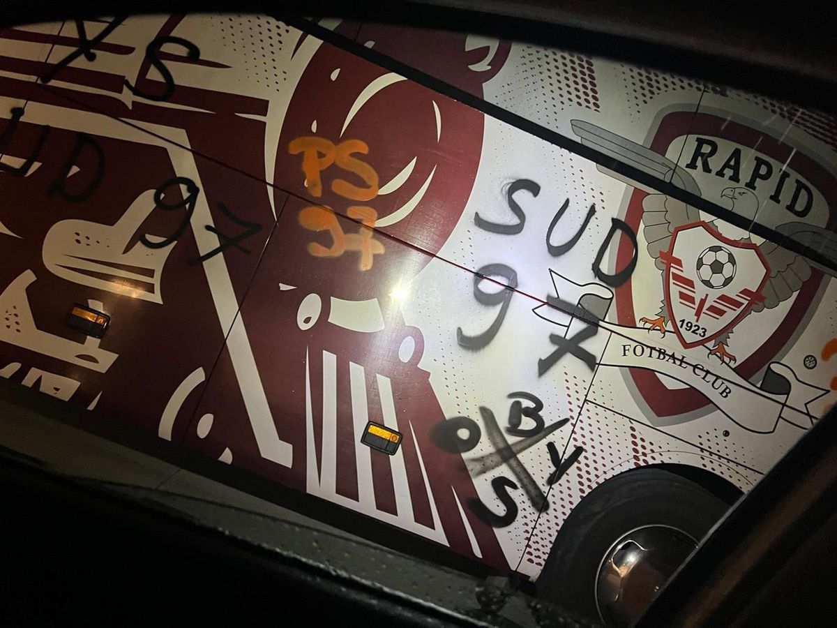 Ultrașii lui FCU Craiova au vandalizat autocarul Rapidului