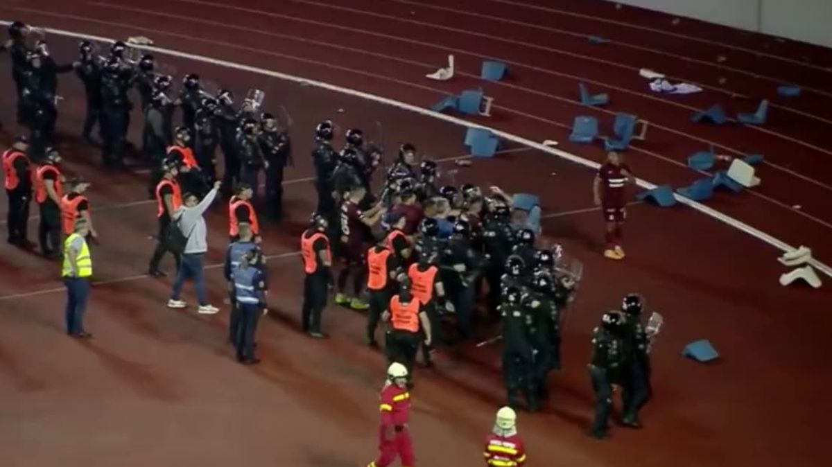 Săpunaru, reacții golănești după eșecul cu Craiova! Scandal cu jandarmii pe teren + a sărit la bătaie pe tunel » Colegii s-au chinuit să-l oprească