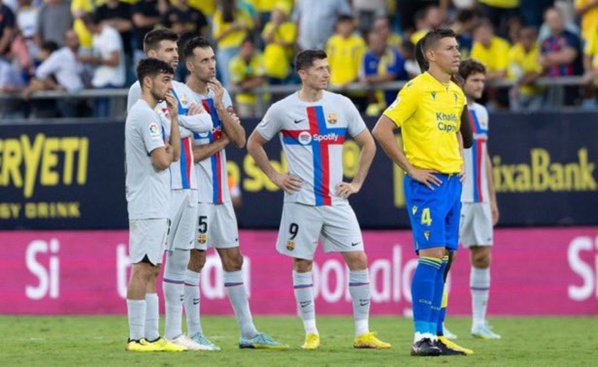 Momente teribile la Cadiz - Barcelona! Meciul a fost oprit aproape o oră, după ce un fan a făcut infarct » Portarul a fugit după defibrilator, apoi suporterul a fost resuscitat și dus la spital