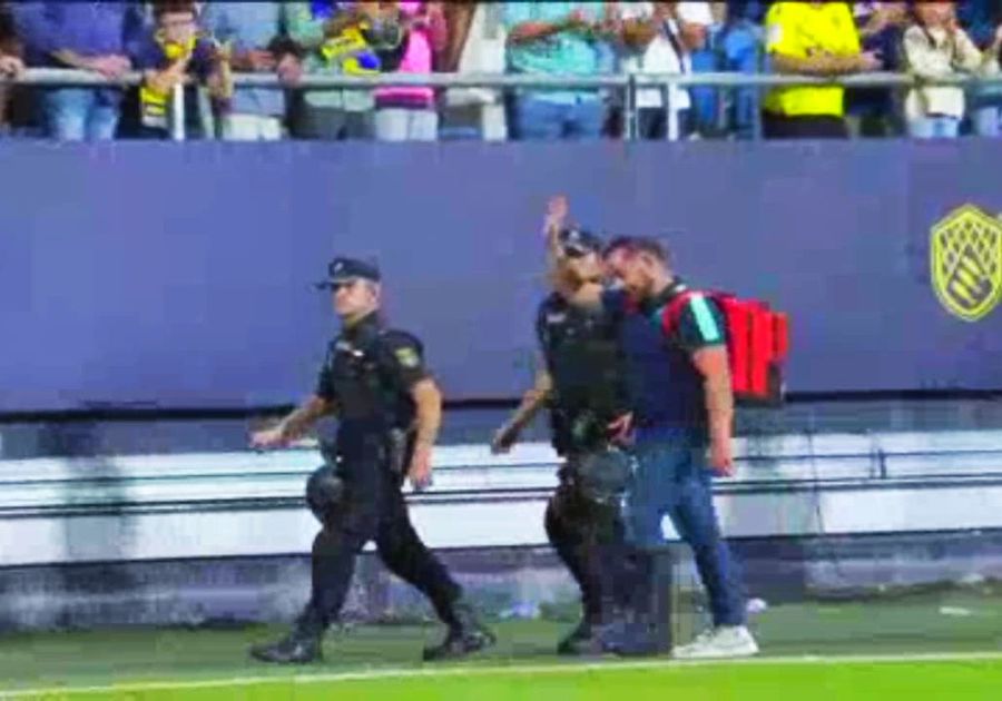 Momente teribile la Cadiz - Barcelona! Meciul a fost oprit aproape o oră, după ce un fan a făcut infarct » Portarul a fugit după defibrilator, apoi suporterul a fost resuscitat și dus la spital
