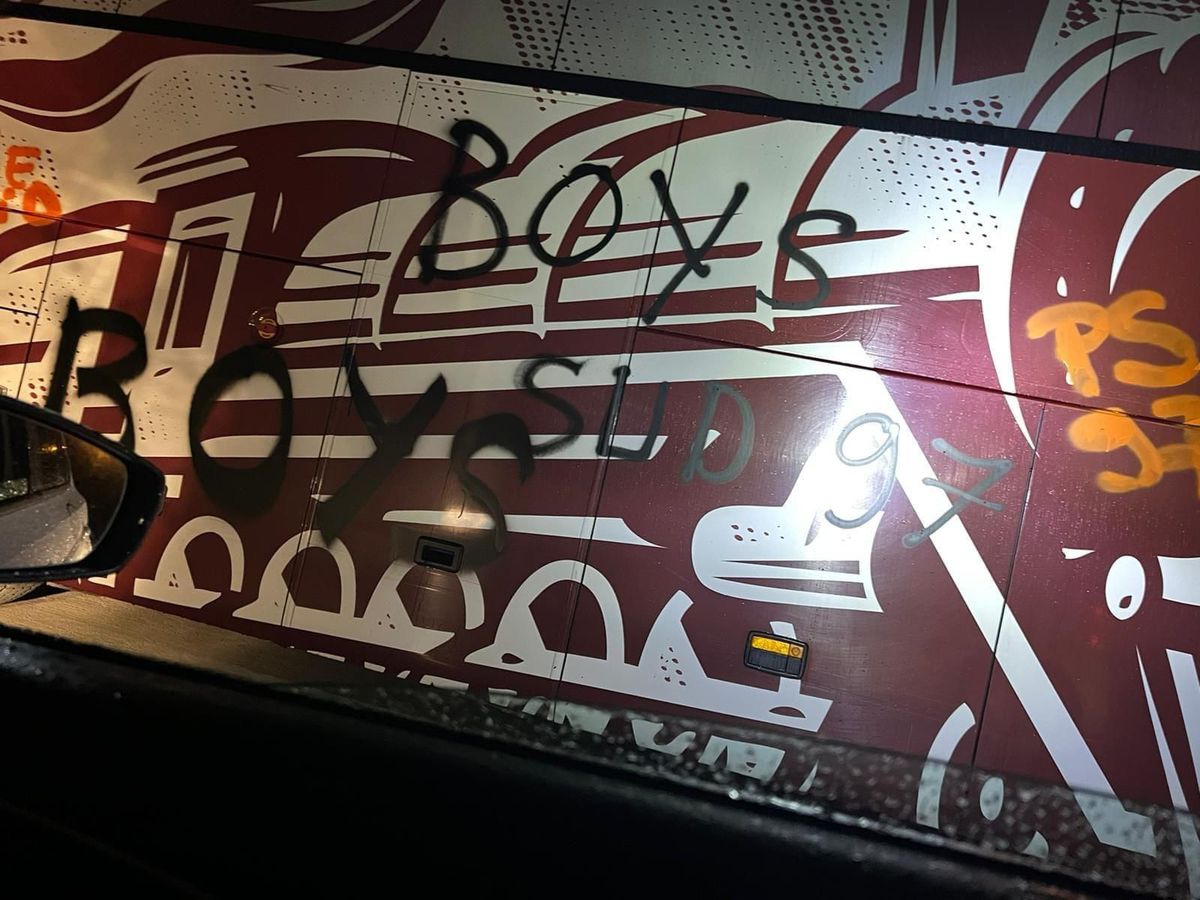Ultrașii lui FCU Craiova au vandalizat autocarul Rapidului