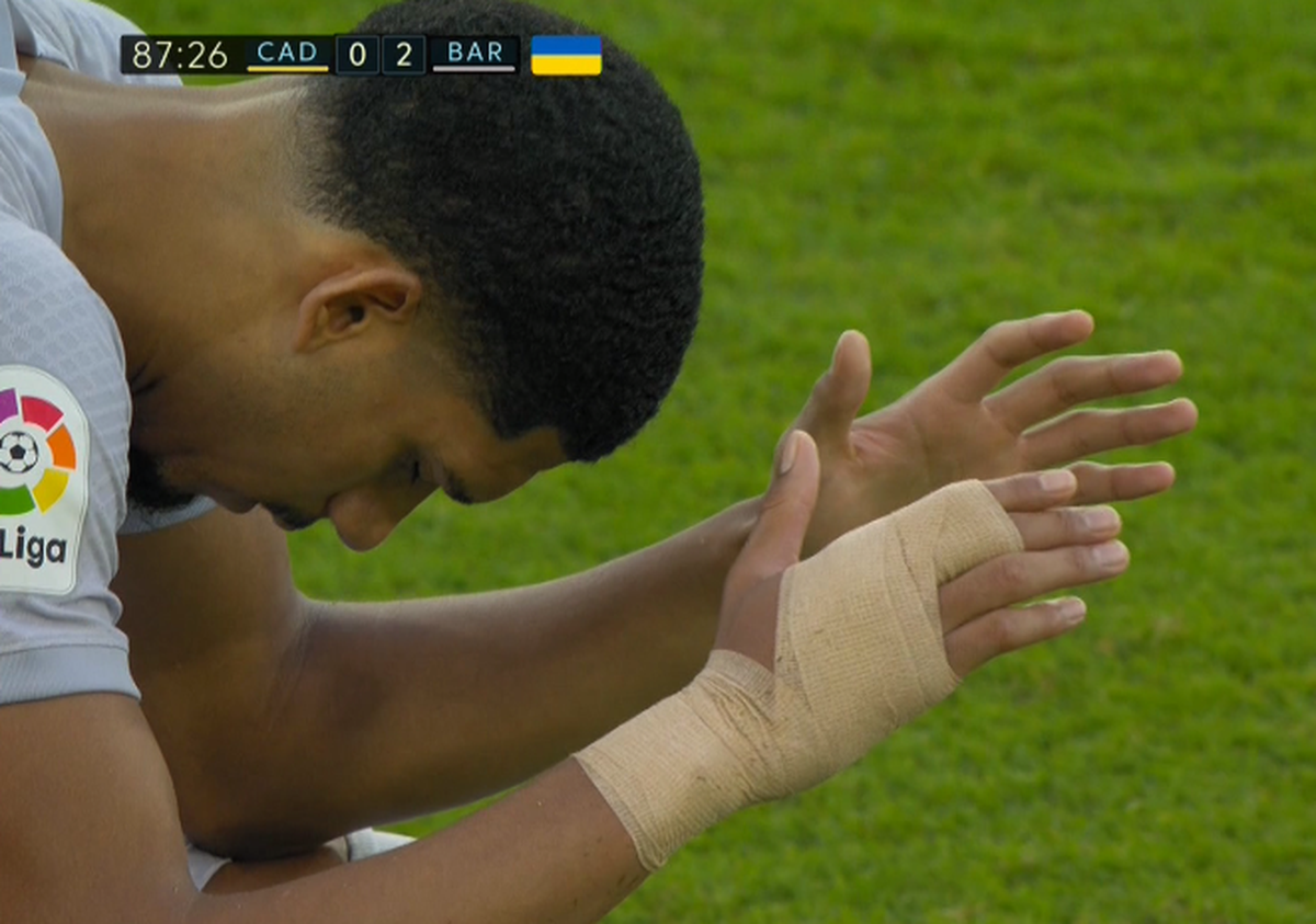 Momente teribile la Cadiz - Barcelona! Meciul a fost oprit aproape o oră, după ce un fan a făcut infarct » Portarul a fugit după defibrilator, apoi suporterul a fost resuscitat și dus la spital