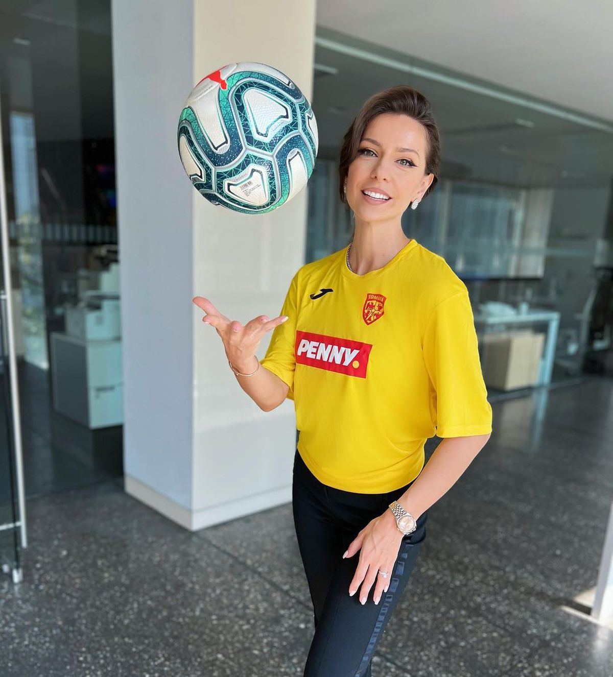 Prezentatoarele de știri sportive n-au lipsit de la meciul România - Israel! Cum au apărut în tribune Simona Țăranu și Ramona Păun