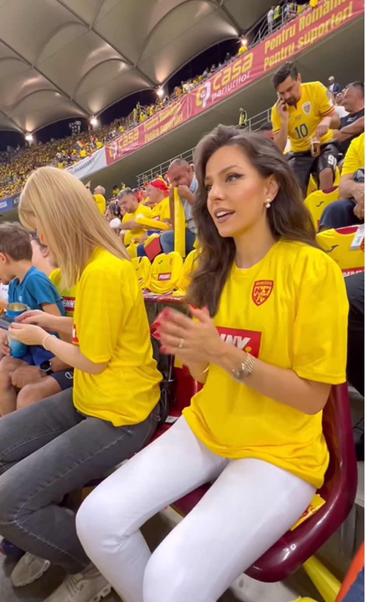 Prezentatoarele de știri sportive n-au lipsit de la meciul România - Israel! Cum au apărut în tribune Simona Țăranu și Ramona Păun