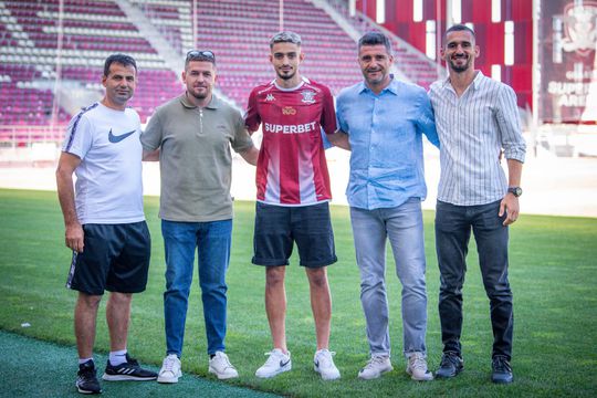 Arjanit Kuqi (dreapta) cu ocazia prezentării lui Rrahmani la Rapid