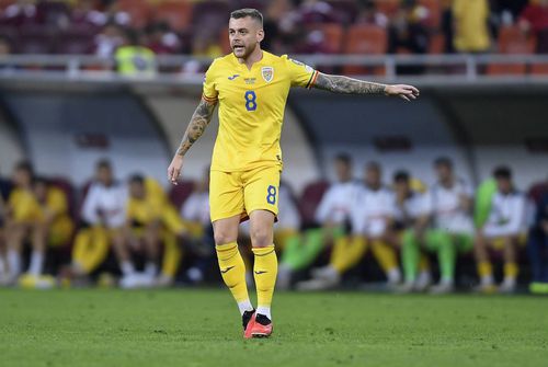 Alexandru Cicâldău (27 de ani) este noul fotbalist al Universității Craiova. Patronul Mihai Rotaru a mărturisit cum a reușit să îl convingă pe mijlocaș să revină în Bănie.