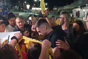 Andrei Burcă a rămas să dea autografe și a fost la un pas să piardă avionul » Oficialii FRF trăgeau de fotbalist să plece mai repede