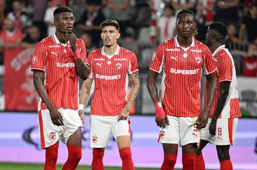 Sunt indicii serioase că FCSB va aborda transferul lui Kennedy Boateng (stânga) de la Dinamo. Când și în ce condiții?