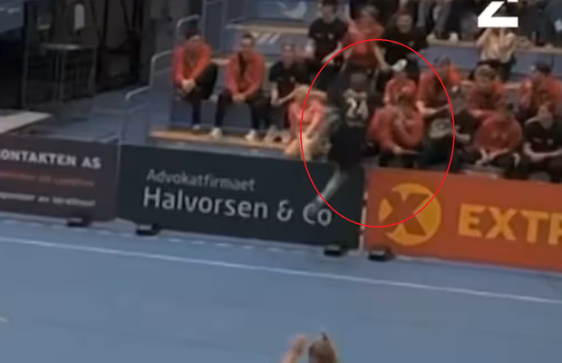 Scene revoltătoare! Jucătorul a sărit peste panouri și i-a smuls megafonul unui fan: „Să aud la fiecare atac cât de urât sunt, că sunt un monstru”