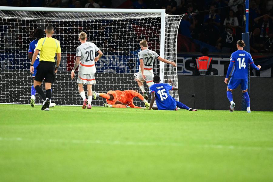Adrien Rabiot (dreapta), în faza din prelungiri, în care Andri Gudjohnsen marchează, dar golul de 2-2 e anulat cu VAR Adrien Rabiot, copleșit de huiduielile fanilor parizieni în meciul Franța - Islanda / Foto: Imago Francezul huiduit nonstop de tot stadionul la Paris! » Selecționerul Deschamps îl apără: „Este inacceptabil”