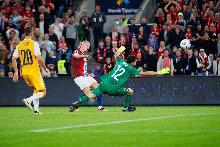 Portarul moldovean Cristian Avram a fost marți seară ținta bombaramentului Norvegiei la Oslo / Foto: Imago Mărturia portarului moldovean demolat de Haaland: „Am vorbit cu Erling după joc. Știți ce mi-a zis?”