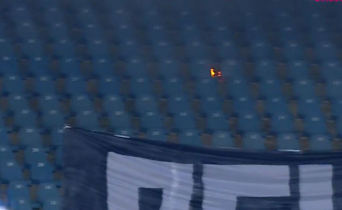 VIDEO Fanii și-au făcut de cap la meciul dintre FC U Craiova 1948 și Rapid! Intervenție în forță a jandarmilor