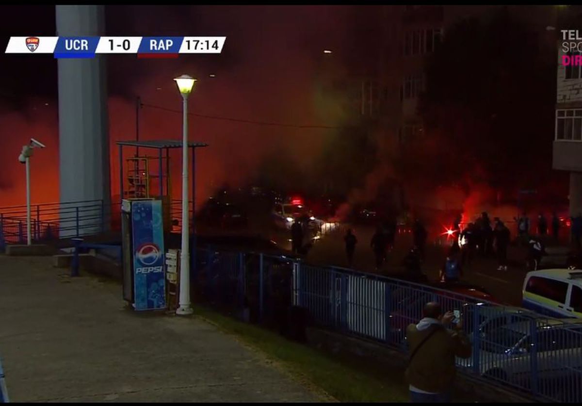 Craiova - Rapid. Torțe fani olteni / FOTO: Captură @TV Telekom Sport