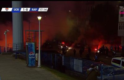 VIDEO Fanii și-au făcut de cap la meciul dintre FC U Craiova 1948 și Rapid! Intervenție în forță a jandarmilor