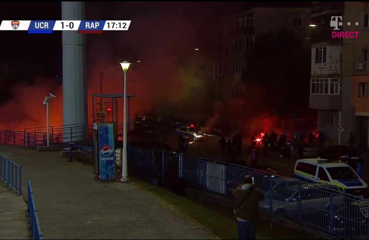 VIDEO Fanii și-au făcut de cap la meciul dintre FC U Craiova 1948 și Rapid! Intervenție în forță a jandarmilor