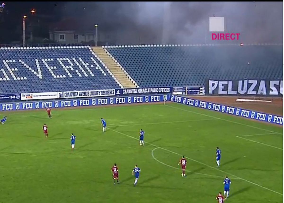 VIDEO Fanii și-au făcut de cap la meciul dintre FC U Craiova 1948 și Rapid! Intervenție în forță a jandarmilor