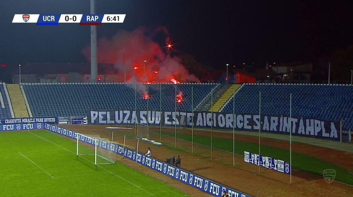VIDEO Fanii și-au făcut de cap la meciul dintre FC U Craiova 1948 și Rapid! Intervenție în forță a jandarmilor