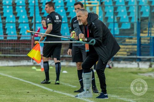 Petre Grigoraș, la un meci al Oțelului în 2020, imediat după operație. În prezent, antrenorul s-a recuperat și nu mai are proteză și cârje // Foto: Facebook Oțelul
