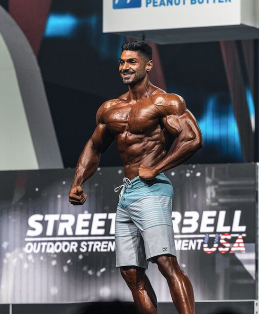 Andrei Deiu, pe scena Mr. Olympia Mr. Olympia e din nou „BESTIA” Egiptului: „De pe altă planetă! Uitați-vă ce coapse are!” + Ce a făcut românul Andrei Deiu