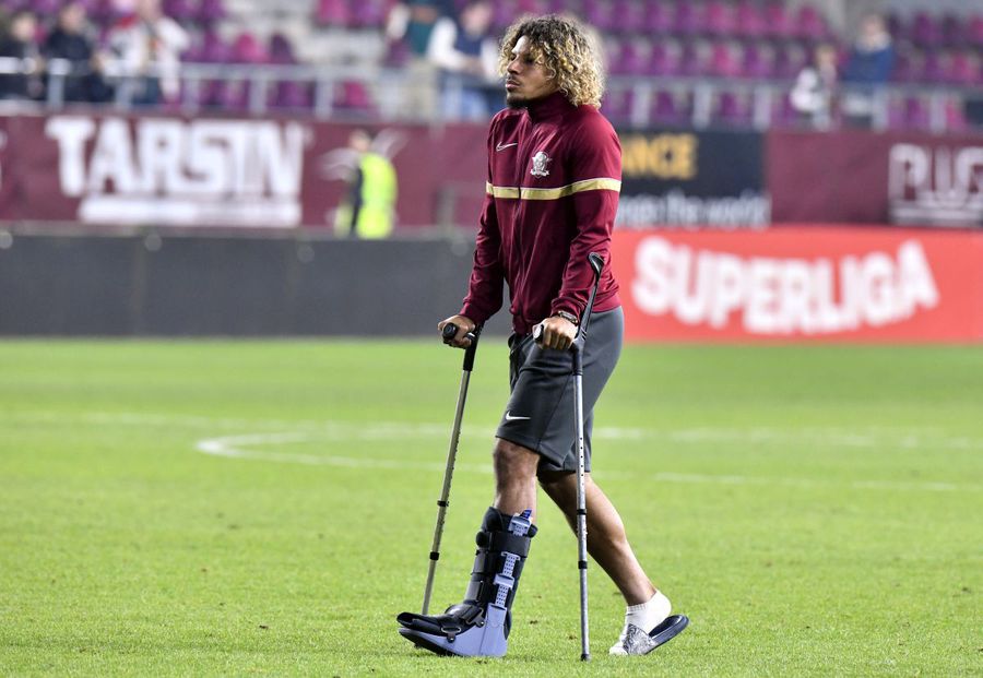 Jayson Papeau, în cârje după meci / foto: Cristi Preda Papeau are fractură de peroneu și ruptură de ligamente » Când ar putea reveni pe teren jucătorul Rapidului