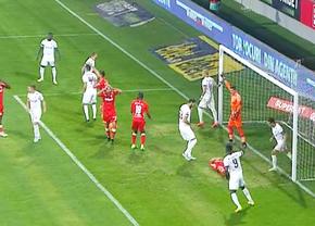 CFR Cluj, iertată de un penalty la Arad! Verdictul specialistului: „Îl lovește în mod evident! Decizia corectă, lovitură de la 11 metri!”